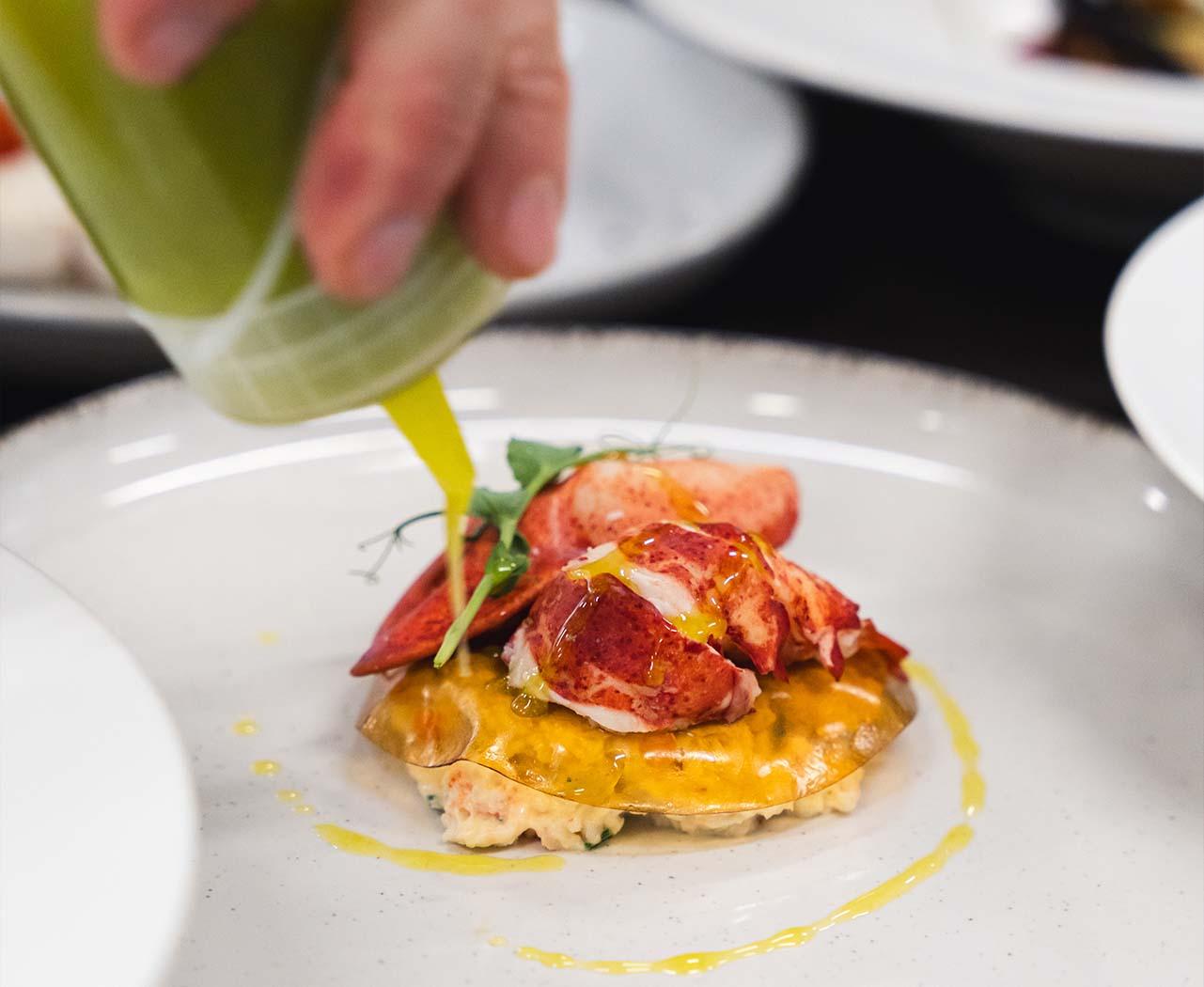 Foto de detalle de nuestro chef cocinando una paella de marisco