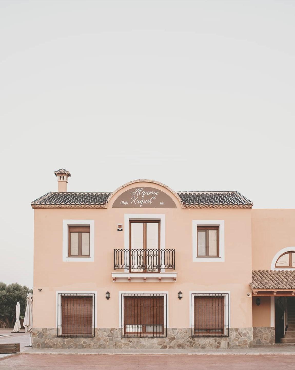 La fachada de nuestra alquería en un día soleado