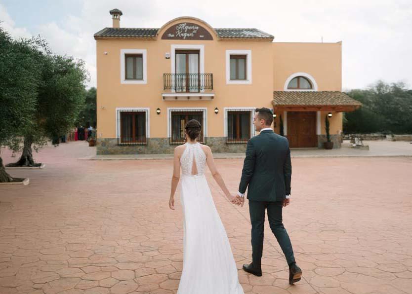 Dos novios paseando por el jardín de l'Alquería