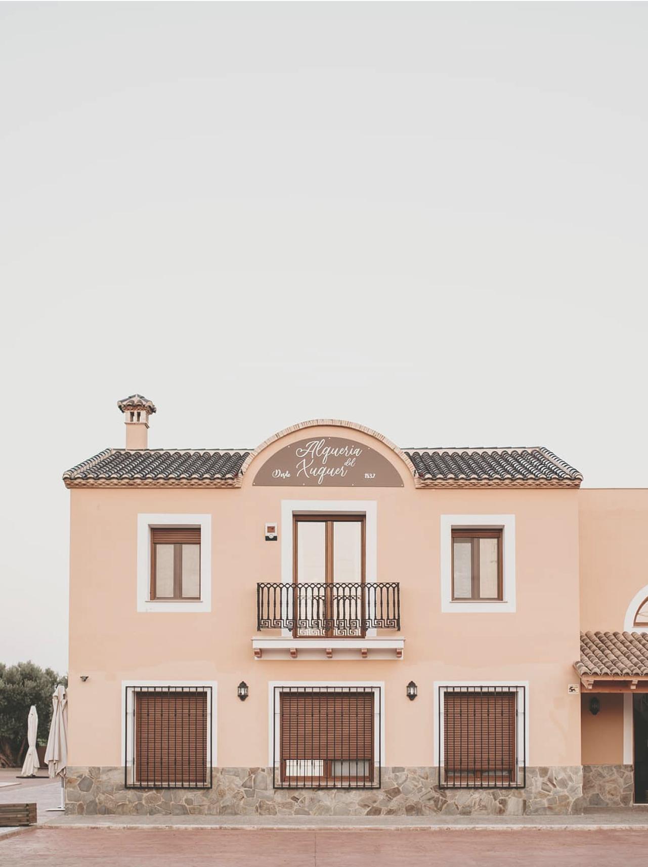 La fachada de la alquería, destilando esencia mediterránea y perfeccionismo