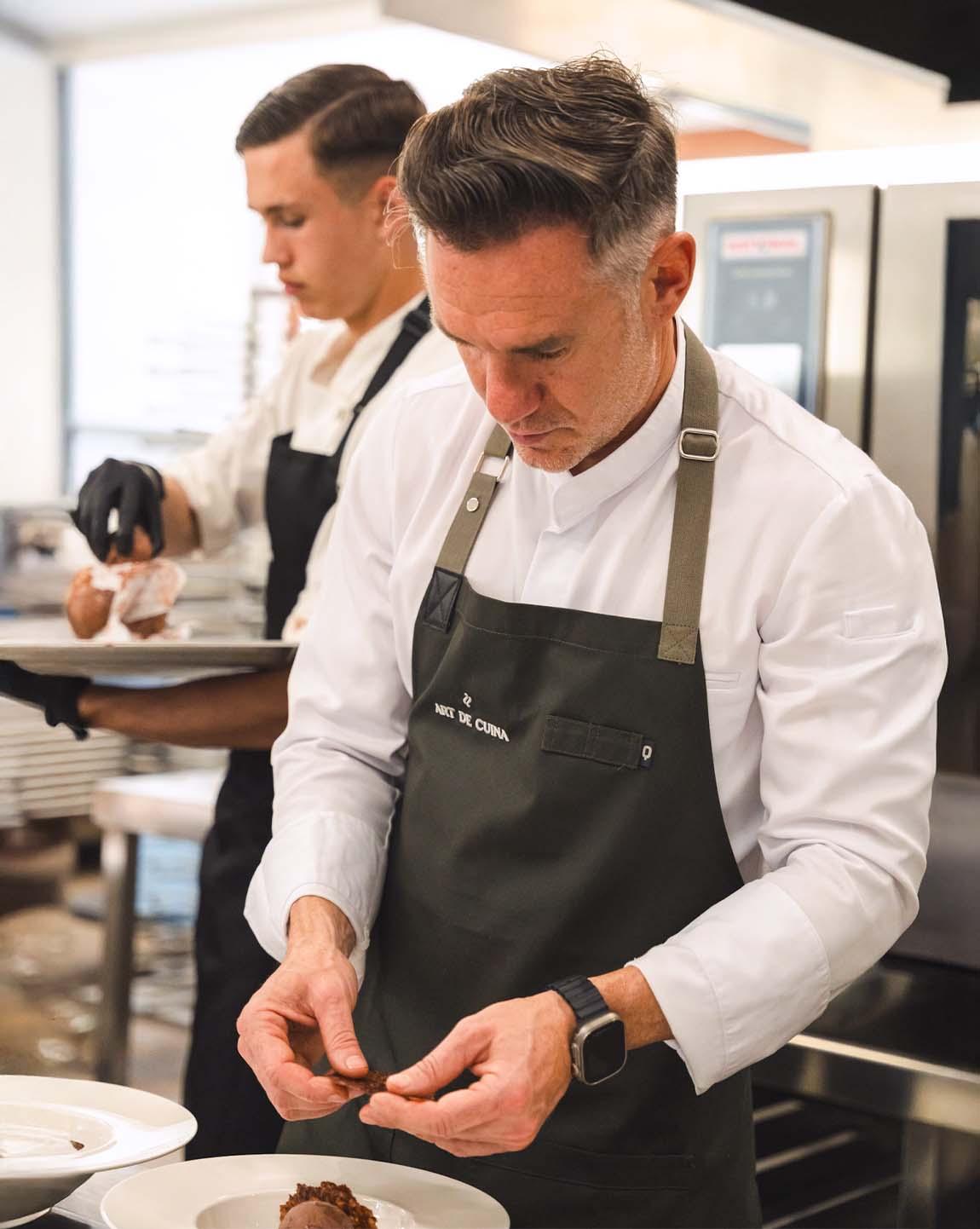 Nuestro chef cocinando un delicioso plato