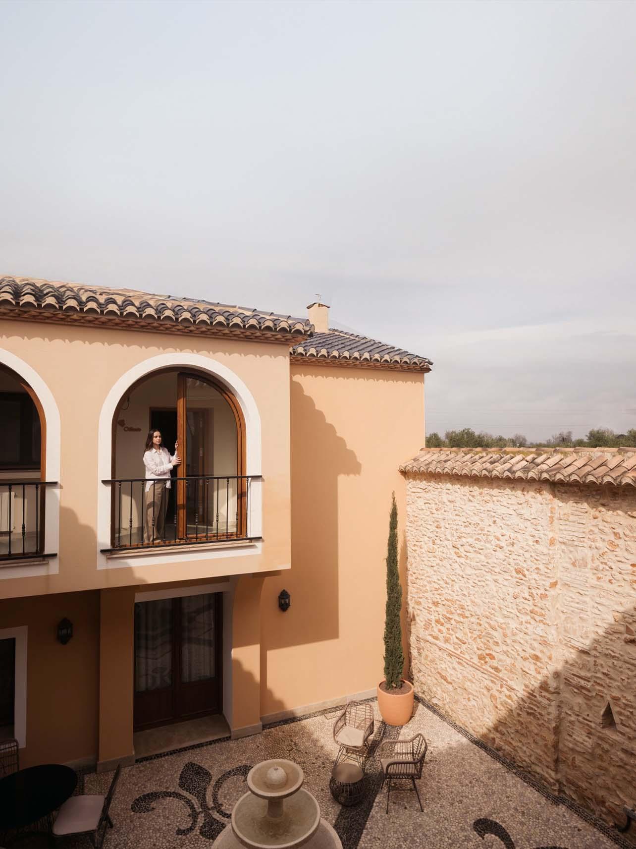 La fachada de la alquería, destilando esencia mediterránea y perfeccionismo