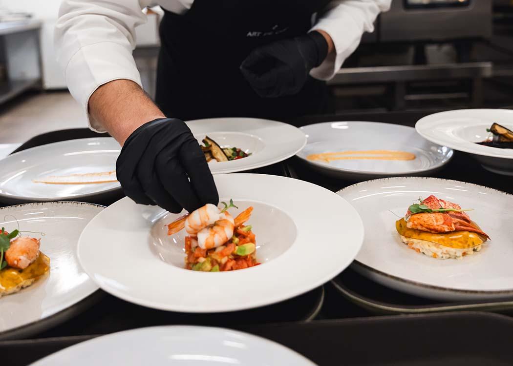 Un chef rematando un plato