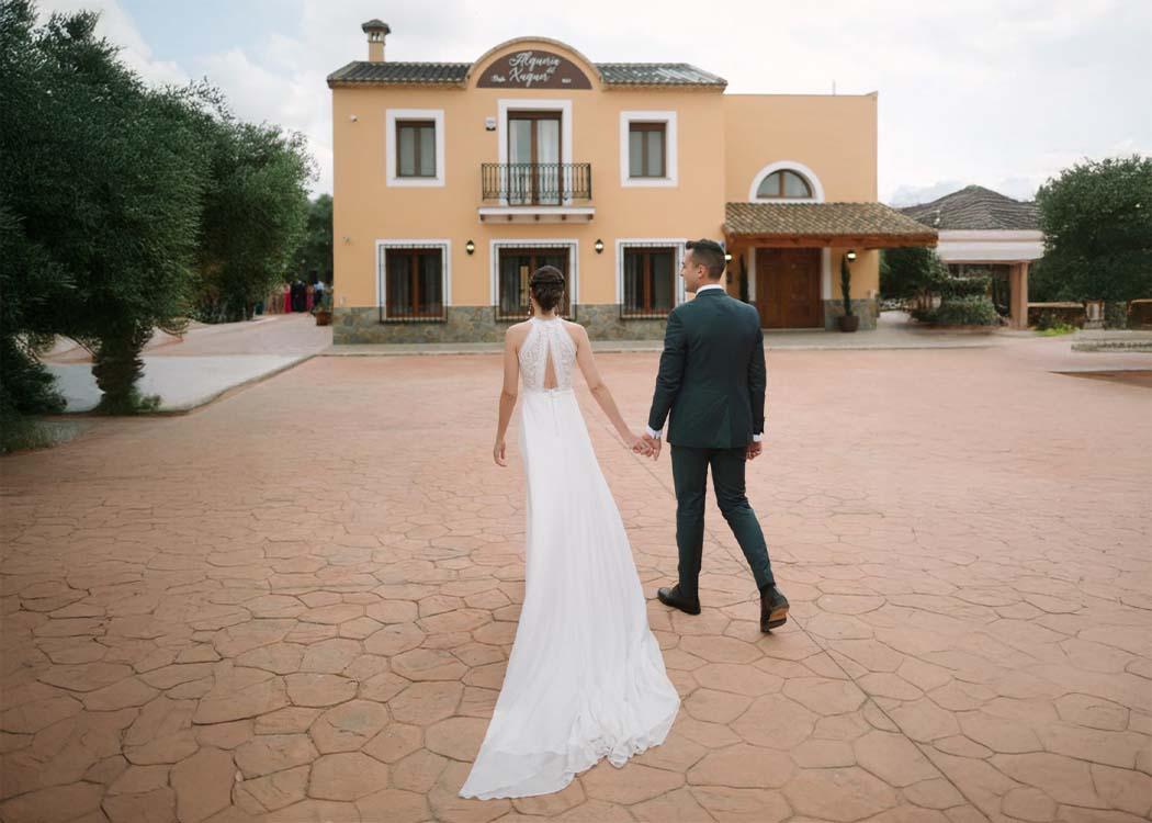 Dos novios paseando por el jardín de l'Alquería
