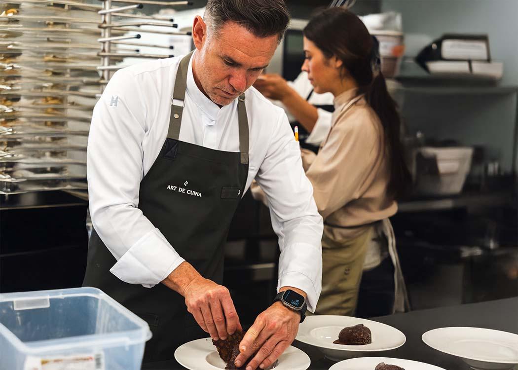 Un chef elaborando un plato