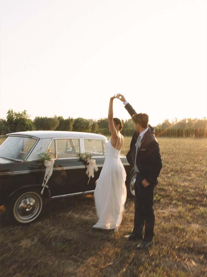 Una fotografía espontánea de una pareja de novios divirtiéndose.