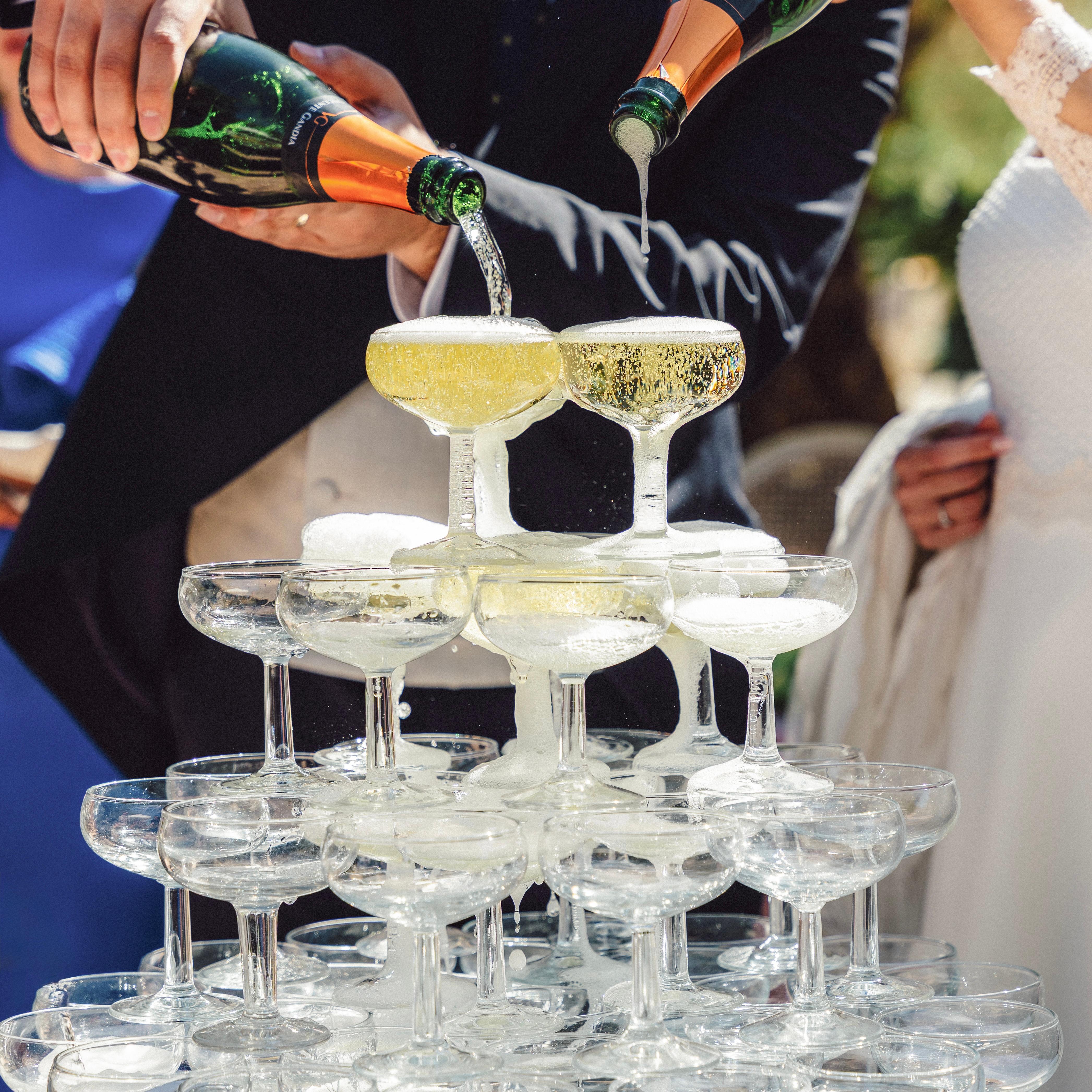 Champagne corriendo por una torre de copas